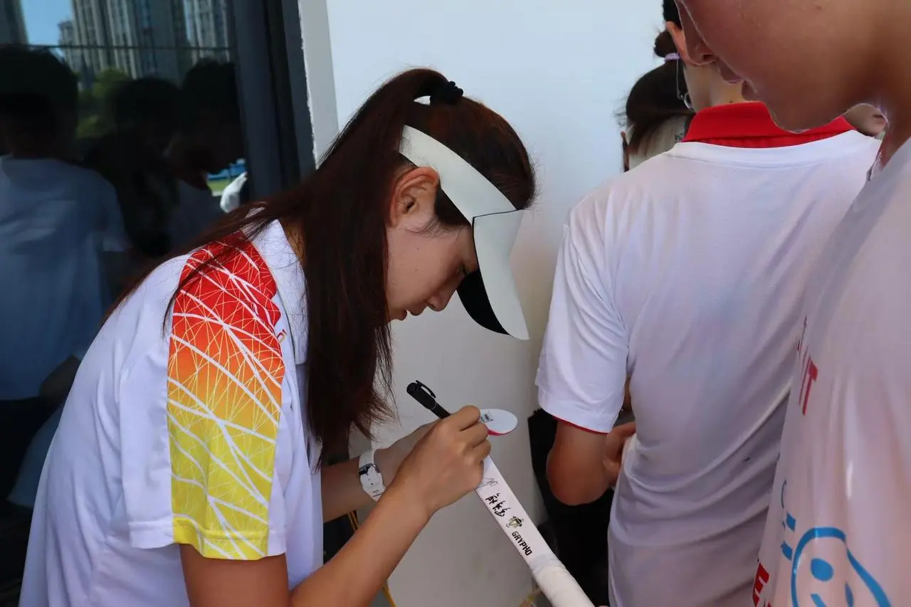 MqN, 在绿茵场上, 个人经历