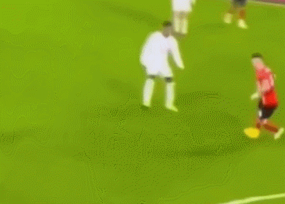 摆大巴倒地, src