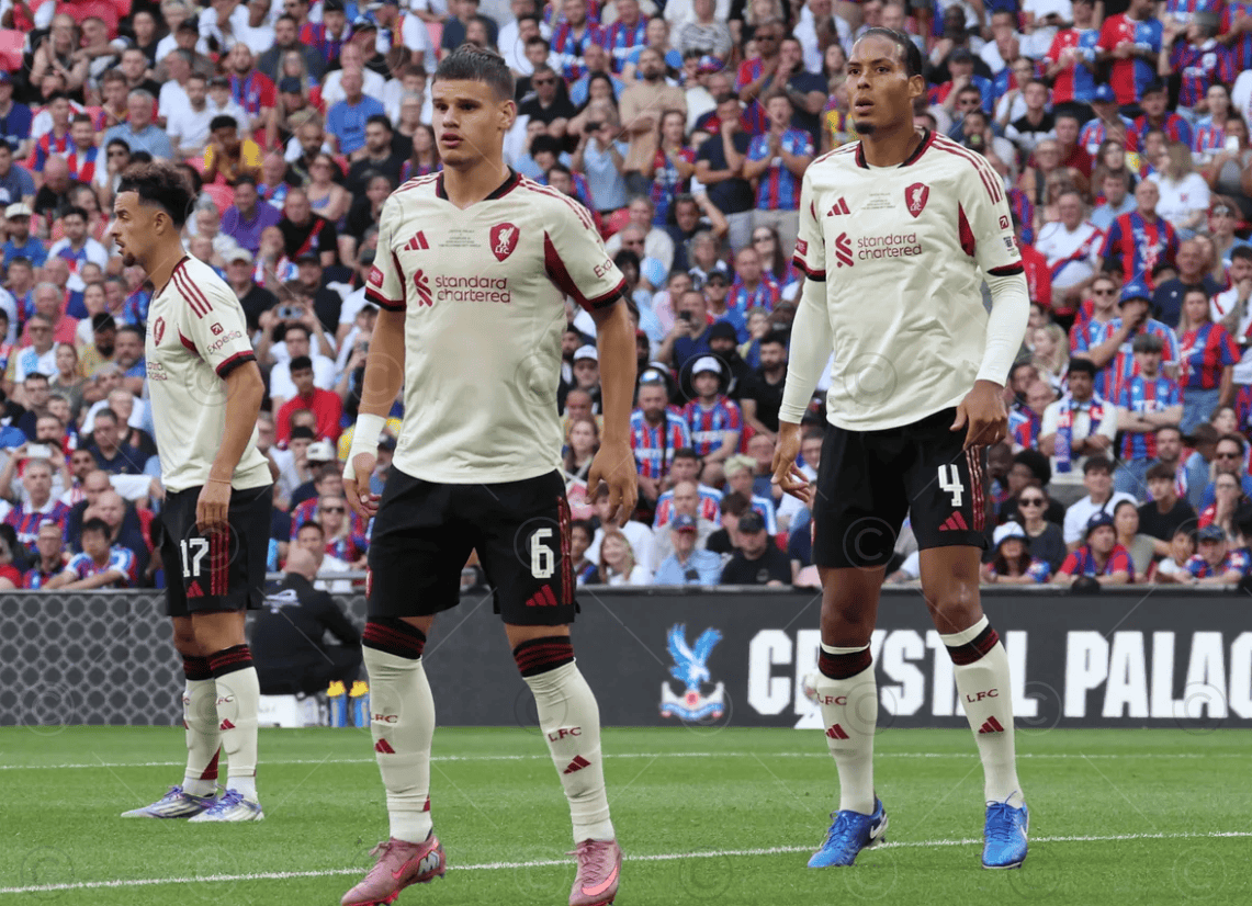 在范戴克身, 反而一味地 在范戴克身, 反而一味地