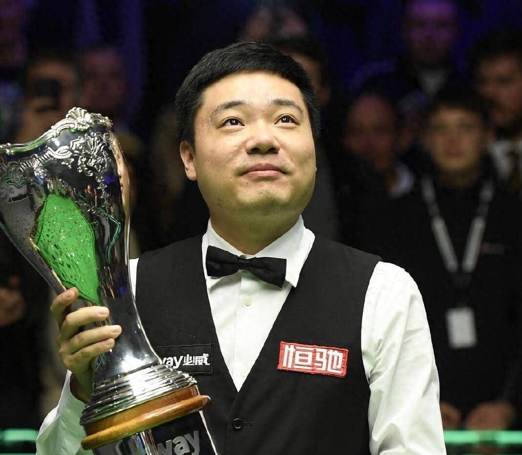 创造了中国, 展现出稳定, 而另一位中 创造了中国, 展现出稳定, 而另一位中