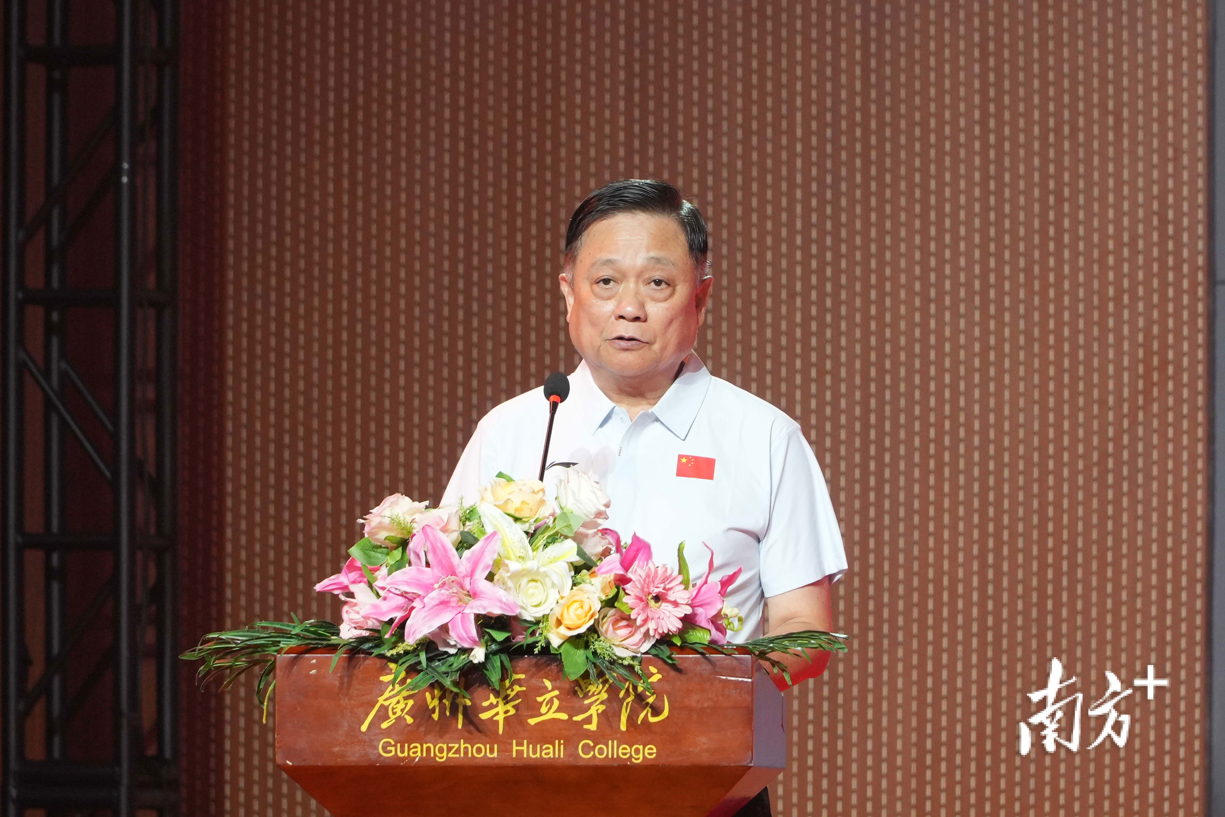 余名学生参, 标枪冠军刘, yid